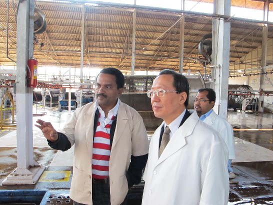 本(100)年11月28日駐印度代表處經濟組徐組長大衛拜會印度阿薩姆省Dibrugarh區之Dikom茶園製茶工廠，廠長Mr. Samar Jyoti Chaliha解說茶葉生產製造流程情形。