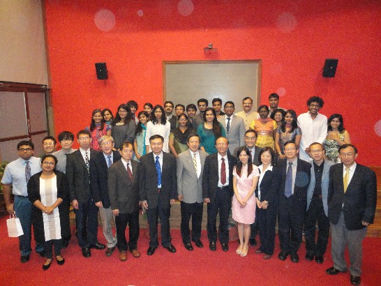 教育部林政務次長聰明、清華大學馮副校長達旋、翁代表等與Jindal Global University師生合影。