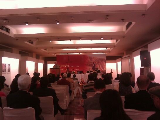 印度著名漢學家Prof. Lokesh Chandra於2月6日在德里舉辦鳩摩羅什(Kumarajiva)學術研討會，台大教授周伯戡、蔡耀明及中山大學教授越建東應邀參加。