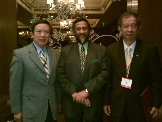 中央研究院李遠哲榮譽院長應邀出席德里永續發展高峰會，擔任主講貴賓，會後與主辦人 Dr. R. K. Pachauri（2007年諾貝爾和平獎得主）及翁代表合影。