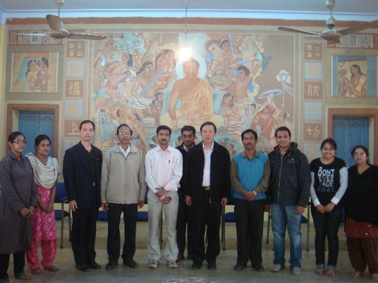本處翁代表偕軍協組陳組長於1月31日造訪印度文豪泰戈爾創建之國際大學(Visva-Bharati)，與中國學院教授合影。