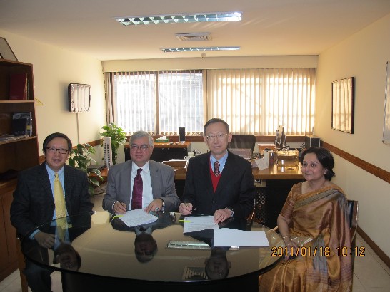 中華經濟研究院蕭院長代基於一月中旬訪問印度著名智庫 Indian Council for Research on International Economic Relations (ICRIER)，與院長Dr. Shome 及翁代表合影。