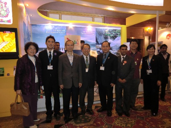 2月24日「2011年印度國際旅展」首日，石副代表偕新聞組何組長及新聞組于秘書前往旅展會場，鼓勵及慰勞我國參展場商及觀光協會人員。