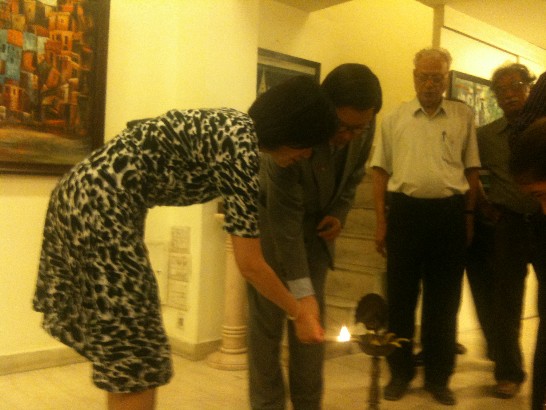 翁文祺代表夫婦於4月9日應邀至印度新德里Dhoomimal畫廊主持畫展開幕典禮。這項名為「Banaras Sum and Substance」的展覽主要是展出兩位印度藝術家DilipDas Gupta及Bharat Bhushan Singh的作品。翁文祺代表伉儷並應邀點燃祈福的油燈。