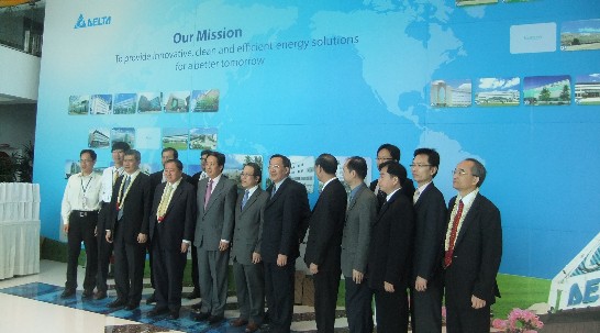 台達電子公司來印度經營8年有成，鄭董事長崇華特地來訪為新的綠建築辦公大樓揭幕剪綵，並與本處同仁合影。