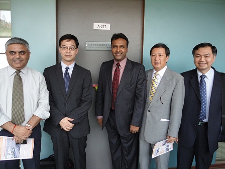 翁代表文祺(右二)、王國際長偉中(右一)、Jindal 大學校長Prof. C. Raj Kumar(中)及貴賓在「臺灣教育中心」前合影。