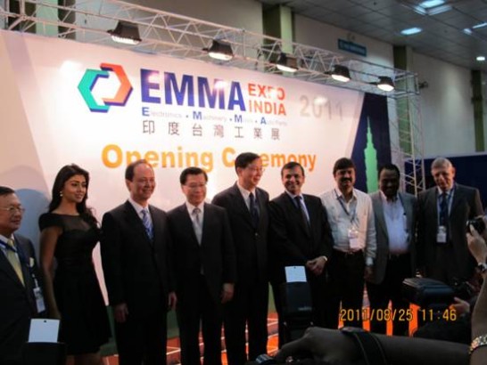 2011年8月25日經濟部梁次長國新、國際貿易局卓局長士昭出席印度台灣工業展開幕典禮。