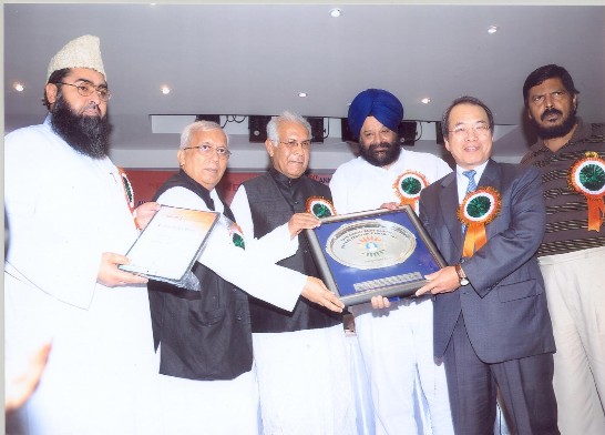 本處翁代表獲頒「第12屆拉吉夫甘地全球傑出貢獻獎」，由石副代表出席代領獎牌。