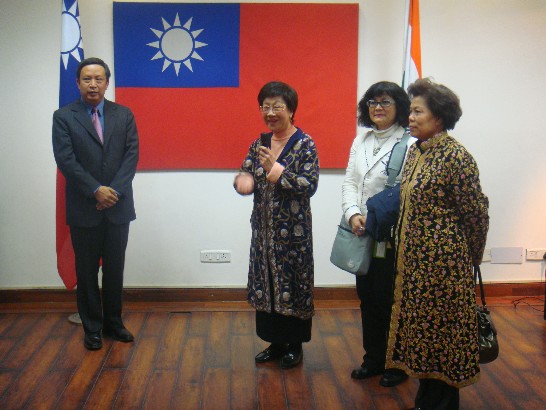 呂前副總統偕友人乙行18人於101年1月20日至28日訪問印度，本處翁代表夫婦於27日晚上在館舍大廳款宴全團，處內全體同仁、員眷及部分台商應邀與宴。晚宴極為輕鬆、熱絡，歷時約3小時結束。