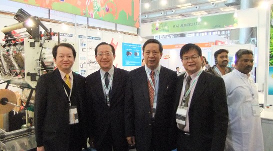 翁代表文祺(右二)本(101)年2月2日偕經濟組徐組長大衛(左二)參觀「2012年印度國際塑膠工業展」，有78家台灣廠商參展。