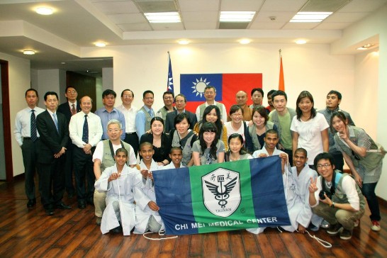 台南奇美醫院醫療團在邱院長仲慶率領下,一行12人於3月12-19日訪印義診，全體團員於3月12日拜會本處