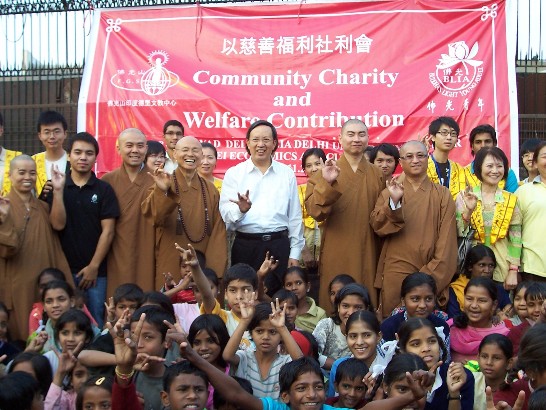國際佛光會中華總會會長心定和尚、佛光山駐新德里文教中心主任慧顯法師、覺明法師、本處翁代表於貧民窟慈善活動與志工及小朋友們合影