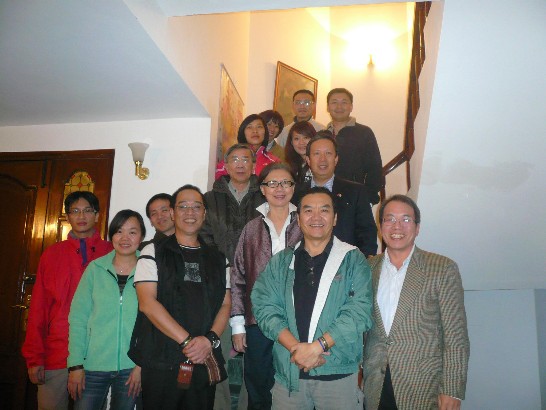 前衛生署長李明亮伉儷、國合會陳志福團長率領2009年行動醫療團一行13人訪印,計畫於大吉嶺山區展開為期2週之義診行程。