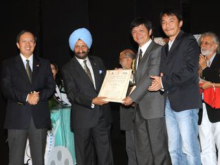 我國電影「不能沒有你」榮獲「第40屆印度國際影展」最佳影片金孔雀獎，導演戴立忍及在劇中擔綱演出的副導演林志儒接受Dr. Sidhu (Goa州Governor)頒獎