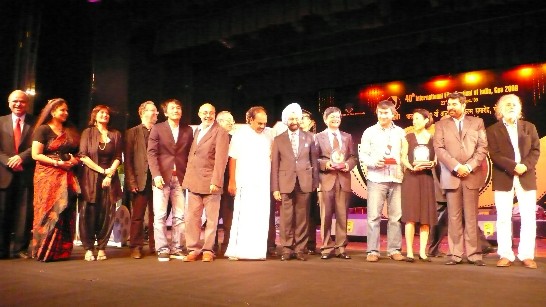 我國電影「不能沒有你」榮獲「第40屆印度國際影展」最佳影片金孔雀獎，導演戴立忍及在劇中擔綱演出的副導演林志儒接受Dr. Sidhu (Goa州Governor)頒獎