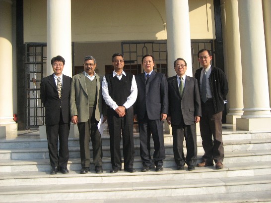 由右至左為：中興大學教授陳牧民、石副代表柏士、翁代表、德里大學校長Pental、張秘書水庸