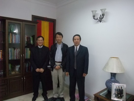 圖片中間為石教授