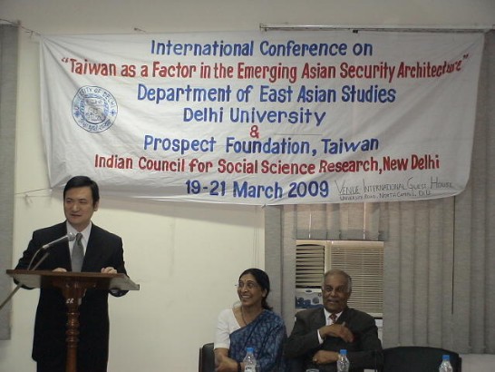「台灣在新亞洲安全架構下之角色」研討會98年3月19至21日於德里大學舉行，台大教授楊永明(左)、德里大學東亞系主任Ms. Madhu Bhalla(中)及印度前駐台代表Mr. Ranjit Gupta(右)於開幕典禮致辭。