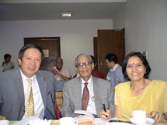 翁代表與「台灣在新亞洲安全架構下之角色」研討會開幕典禮致辭人，德里大學前副校長V. P. Dutt(中)及Anita Sharma教授(右)暢談。