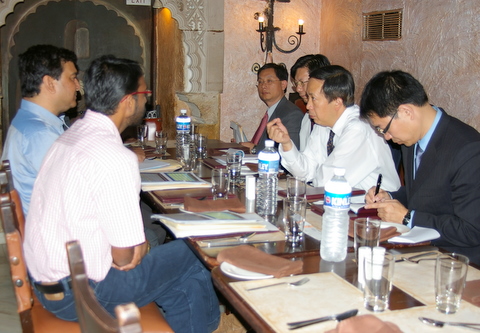 右起：孟買台貿中心陳國龍主任、翁代表文祺、李組長傳亮、張秘書煜霖；左起：The Hindu-Business Line記者Mr. Manu P Toms、Economic Times記者Mr. Dibeyendu Ganguly