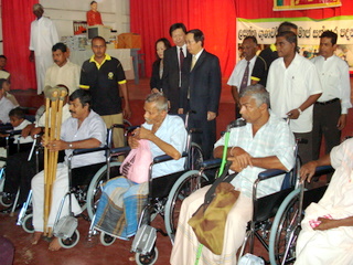 翁代表、李組長與輪椅受贈者合影