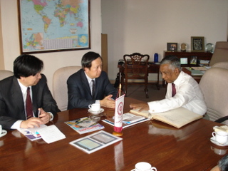 右起：錫蘭商會秘書長Mr. Harin Malawatte、翁代表文祺、李組長傳亮