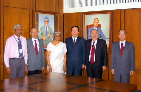 左起：印度央行V. Baijal、S. Gangaharam、U. Thorat副總裁、翁代表、中信銀營運長P.N. Prabhakar、兆豐商銀黃見益經理