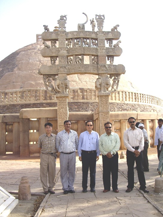 右至左：印度中央省（Madhya Pradesh）文化部官員、VNS教育集團總裁Dr. S Sharma、文化部官員、張水庸秘書