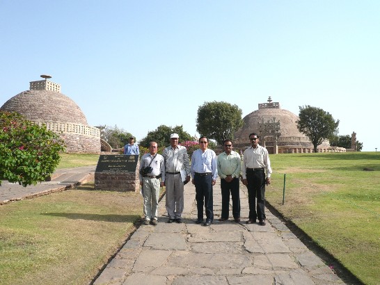 右至左：中央省(Madhya Pradesh)文化部官員、VNS教育集團總裁、翁代表、文化部官員、中央社記者郭傳信