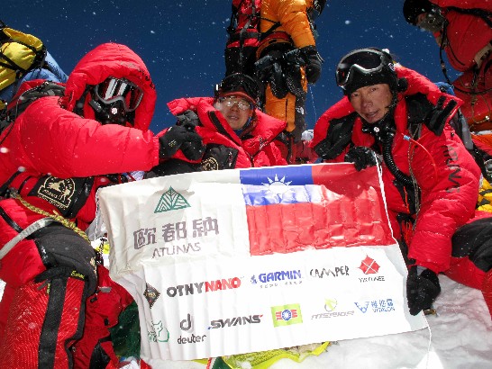 歐都納七頂峰攀登隊19日中午成功登上聖母峰（珠穆朗瑪峰），隊員伍玉龍（左起）、江秀真、黃致豪於峰頂展示中華民國國旗。(照片歐都納提供) 