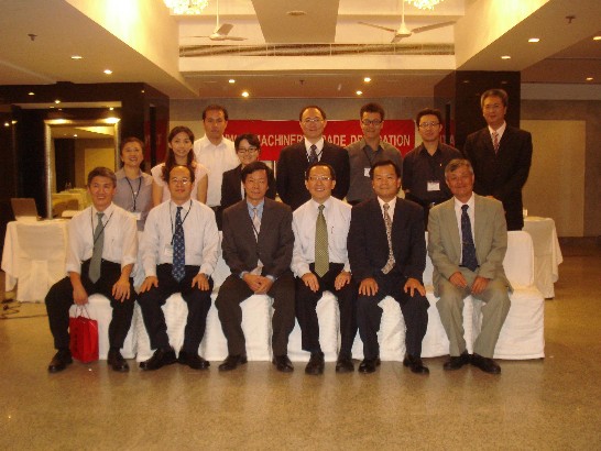 台灣區機器工業同業公會籌組12家廠商之拓銷團訪印，在新德里洽談會會場與本處經濟組徐組長大衛暨同仁合影。