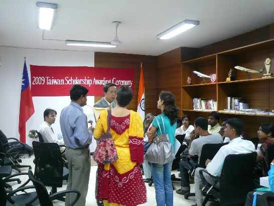 翁代表接受媒體記者採訪，說明台印兩國教育文化交流之現況與願景，在場之台灣獎學金受獎生亦專心聆聽。