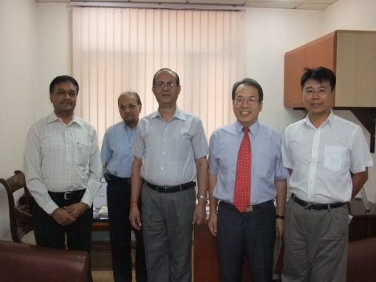 本處石副代表柏士偕張秘書水庸、方秘書天賜於8月7日拜會印度衛生暨家庭福利部次長兼印度醫學研究委員會(Indian Council of Medical Research)主任委員Dr. V. M. Katoch，該會國際事務處處長Dr.Lalit Kant、副處長Dr.Mukesh Kumar在座，就促進台印醫學研究相關議題交換意見。