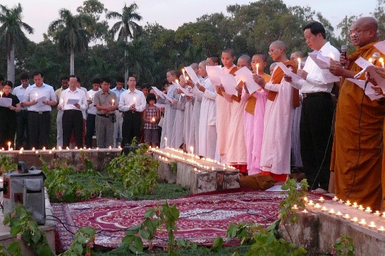 點燈儀式由德里大學佛學系主任薩迪亞帕拉（B. Satyapala）、佛光山德里文教中心主任慧顯法師、及中華民國駐印度翁代表文祺共同主持，點亮千燈為台灣莫拉克颱風災民祈願祝禱。 