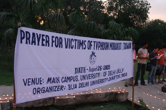 台灣佛光山覺明法師聯合印度德里大學師生，26日傍晚在校園舉行點亮千燈儀式，為台灣莫拉克颱風災民祈願祝禱。