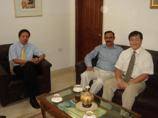 翁代表於7月29日會見印籍學者Dr. Sumer Chopra (Institute of Semismological Research)，科技組方天賜秘書作陪。雙方就印度地震研究及Gujarat省政經社會情勢等議題交換意見。