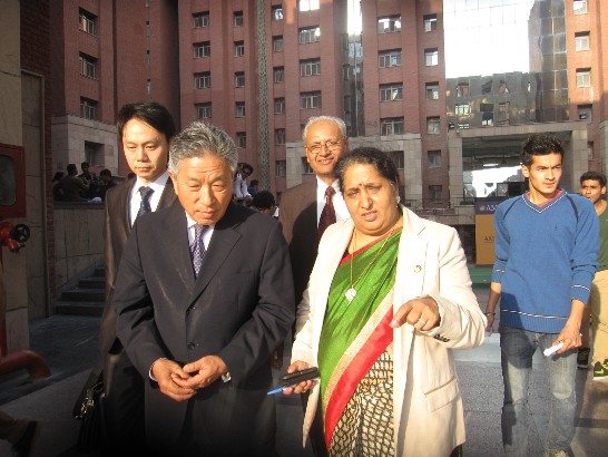 Amity大學校長帶領田大使中光參觀校園並解說。