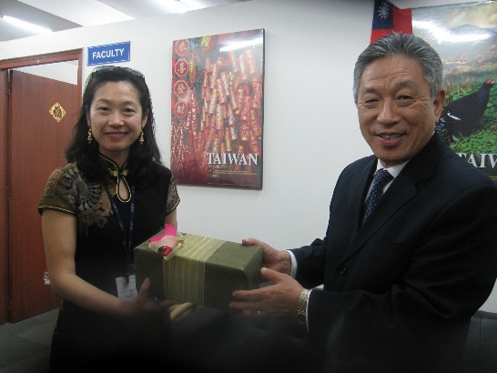 田大使中光致贈我華語老師禮物。