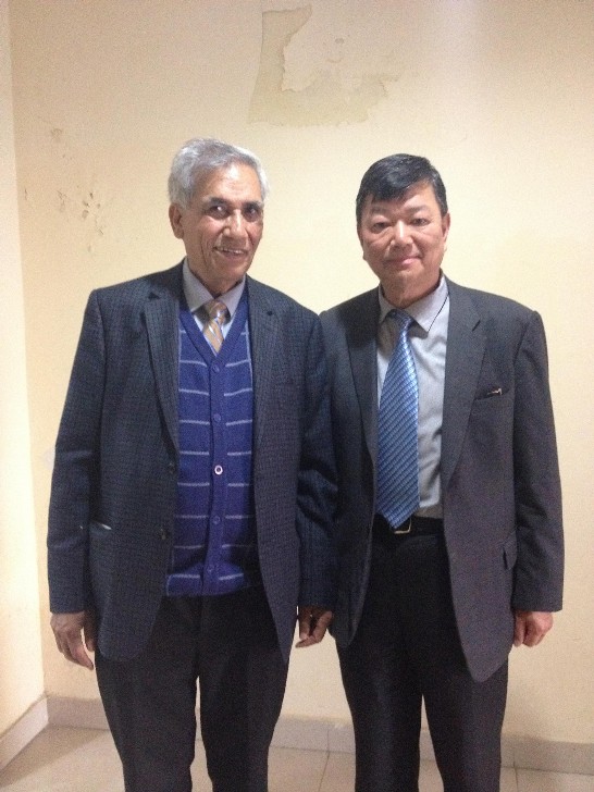 Prof. Lal(左)與張科技參事(右)合影。