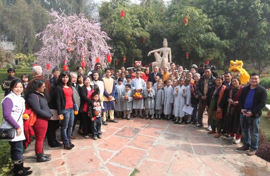 田大使中光夫婦、佛光文教中心主任慧顯法師、小沙彌及僑胞等合影。