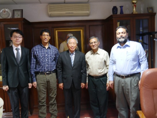 田大使中光與印度國立尼赫魯大學校長Prof. Sudhi K. Sopory、中國與東南亞研究中心主任Prof. B.R. Deepak及國際合作處主任Prof. Varun Sahni合影
