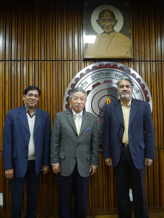 左起為印度理工學院德里分校國際合作計畫處長Prof. Mukesh Khare、田大使中光、校長Prof. R.K.Shevgaonkar.