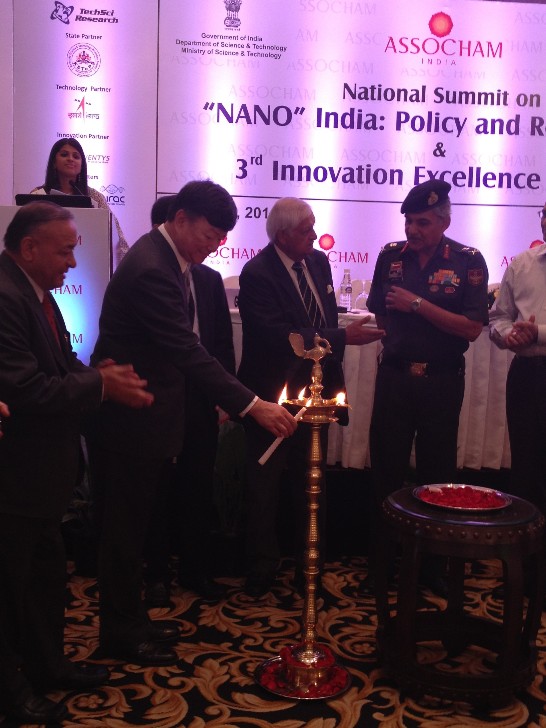 張科技參事於開幕式點燈。