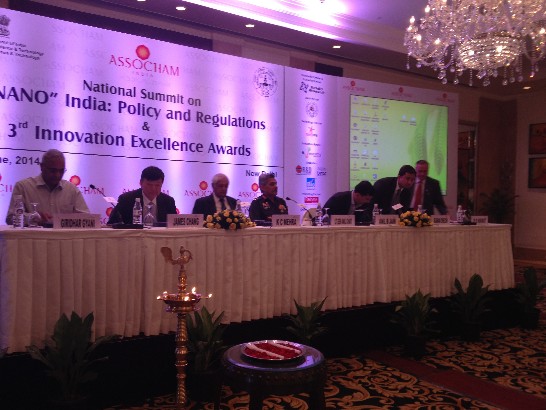 張科技參事(左二)參加開幕式。