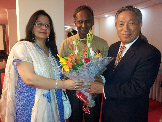 印度下議院新任國會議員Mr. Udit Raj(中)及夫人(左)向田大使獻花致意。