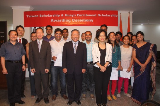 駐印度代表處同仁與獎學金受獎生合影。