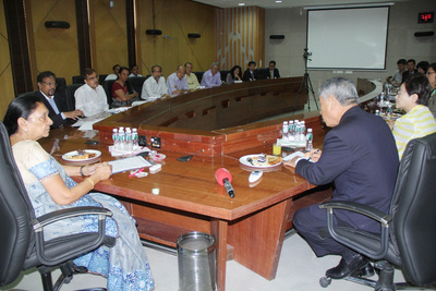 訪印度的立委24日在中華民國駐印度代表田中光（ 前右2）陪同下，赴印度總理莫迪故鄉西印古吉拉特州，拜會州長安南迪本．巴特爾（前左1）。