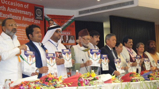 全體出席人士向拉吉夫甘地致敬。