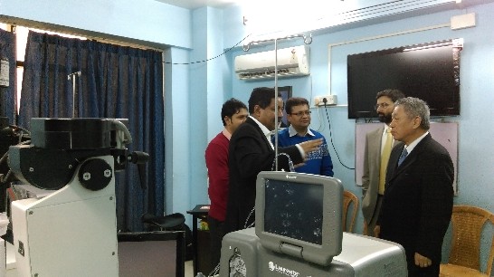 印度蘇司陸秘書長R C Paul (前排左1)向田大使(前排右1)介紹該醫院設備。