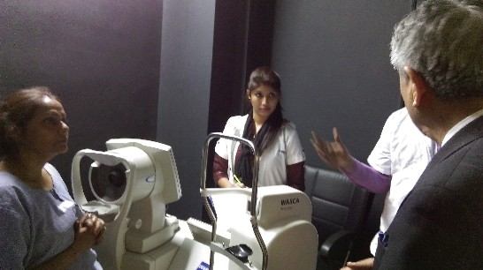 田大使問候蘇司陸眼科中心病患。